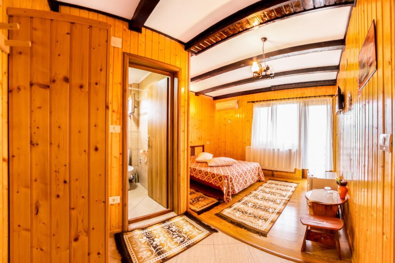 Pensiunea La Maria Lu' Sandoiu Hotel Poenari Exterior photo